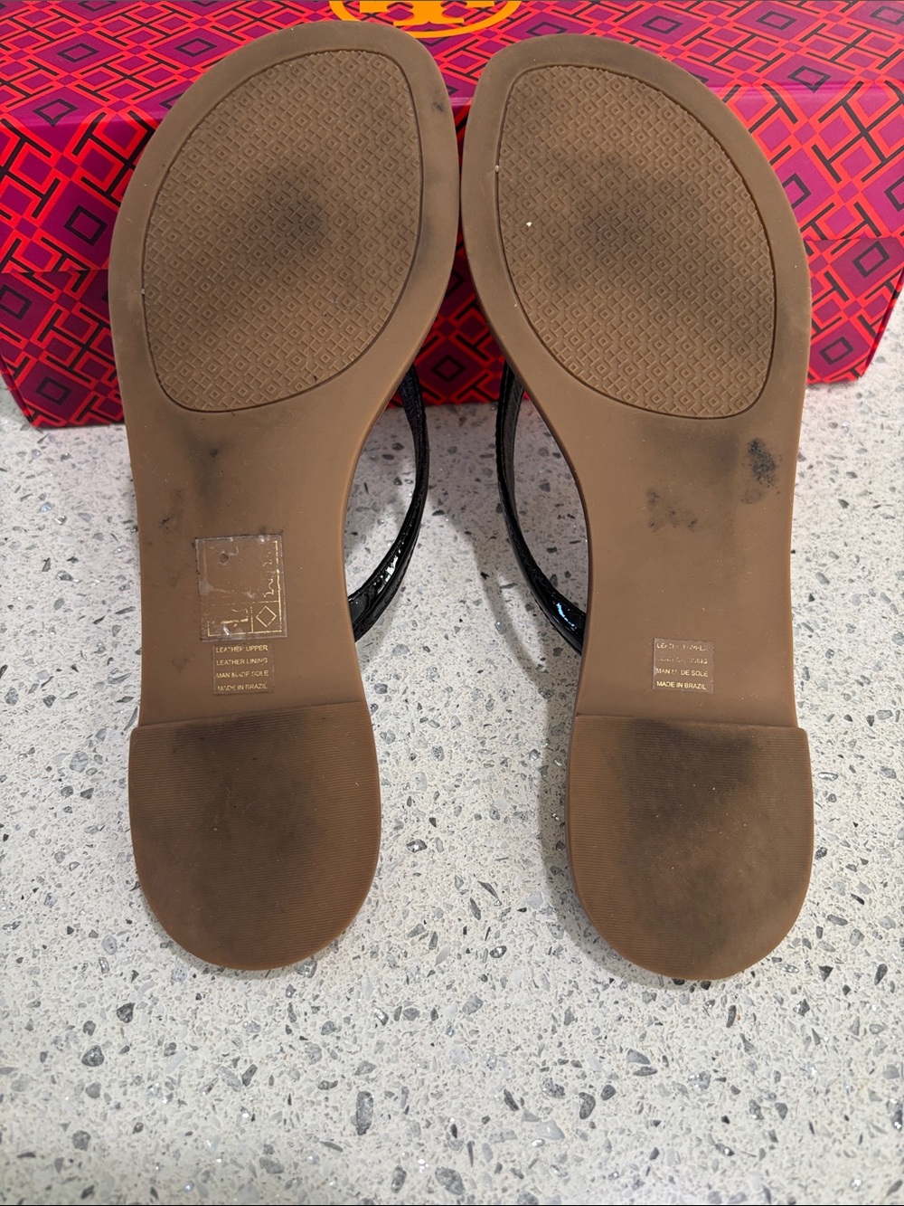 Tory Burch Black Patent Leather Thong Sandals with Gold Logo - Picture 3 of 4
